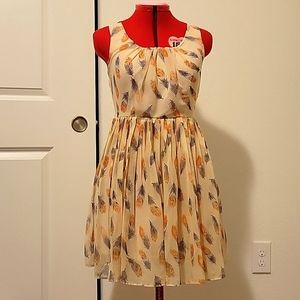 Plates feather print dress